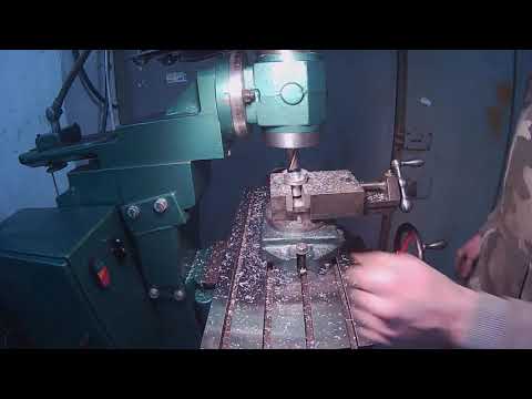 Видео: Фрезеровка на самодельном фрезере