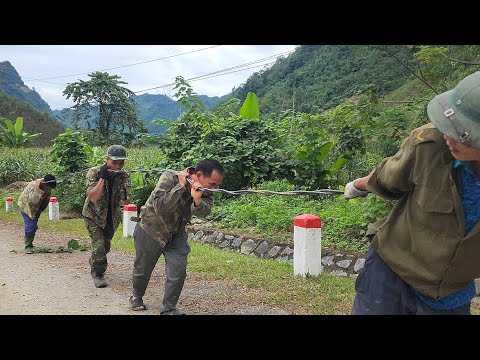 Видео: Вся деревня работала сообща, чтобы провести электричество в дом – радость в горах! ⚡🏡