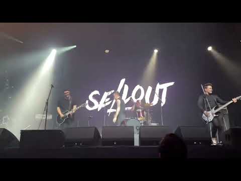 Видео: Sellout feat. Nagart - Панк-рок! Да погромче! (Live in Moscow) Полигон Фест - 2023, 1930/Moscow