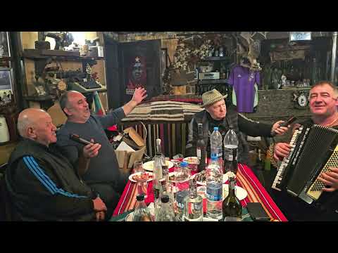 Видео: Кочани на бели кръгли маси.