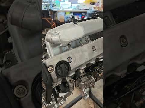 Видео: Саша собирает себе мотор 2.5 AAT ,  блеск.