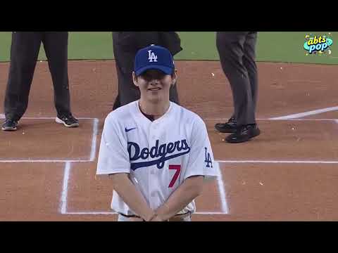 Видео: АРМИ сходят с ума! Тэхён из BTS открывает игру Dodgers 2025 года в полном фанкаме