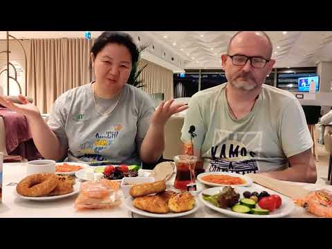 Видео: МУКБАНГ УЖАСНЫЙ ТУРЕЦКИЙ ЗАВТРАК в Аэропорту! Яичница, Минимен! МОЛОКО и много БУЛОЧЕК!!!