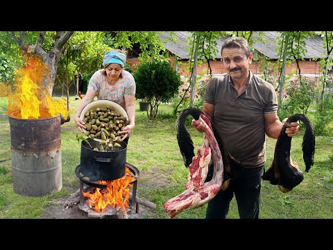 Видео: ФАНТАСТИЧЕСКАЯ ДЕРЕВЕНСКАЯ ЖИЗНЬ | Рецепт сиропа из сосновых шишек и приготовление говяжьего хвоста