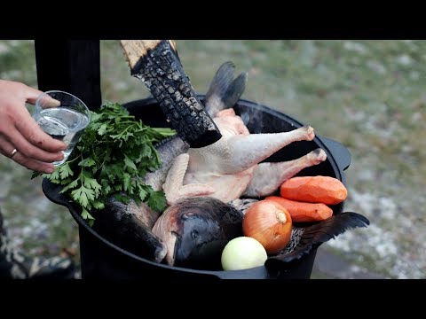 Видео: ТРОЙНАЯ ЦАРСКАЯ УХА. ПЕТУХ АМУР СУДАК В КАЗАНЕ НА КОСТРЕ