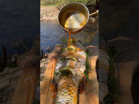 Видео: Приготовление карпа в примитивной грязи и листьях 🐟