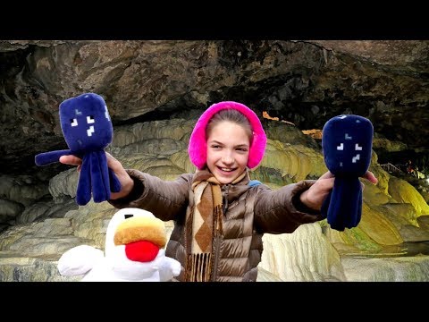 Видео: Подружка Света и Игры Майнкрафт в горах и в пещере!