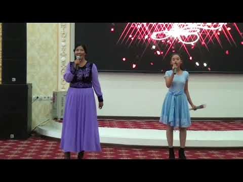 Видео: Анасы мен қызы қосылып керемет ән айтты