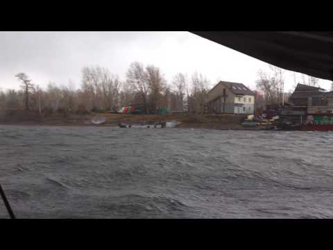 Видео: поподалово в  шторм на Енисее