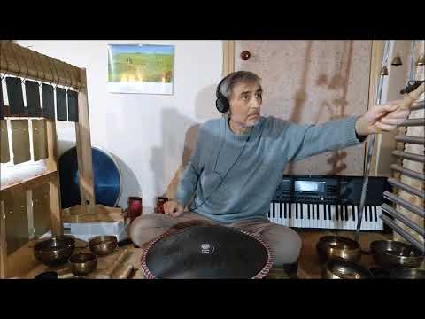 Видео: "Множество пар влюблённых птиц радостно танцует под голубым весенним небом". Музыка для медитации