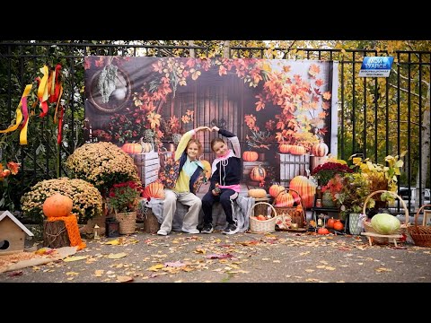 Видео: Яркие фотозоны, конкурсы и вкусные блины. В гимназии №1 прошел праздник осени