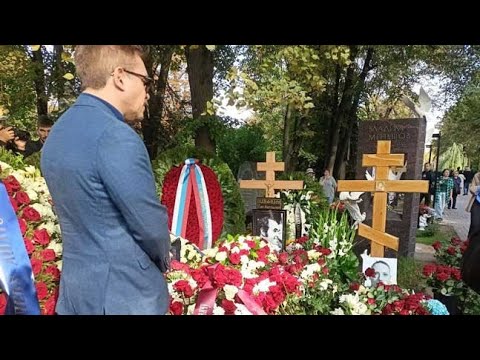 Видео: сын заплакал на могиле родителей 😔 Похороны Глеба Панфилова / Новодевичье кладбище 30.08.2023