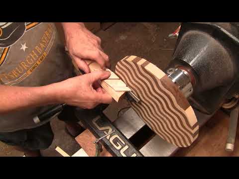 Видео: Токарная обработка дерева, сегментированная чаша с волнистым узором из доски