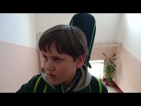 Видео: Уютный подъезд 10-этажки: кресло возле чердака и картинная галерея при входе