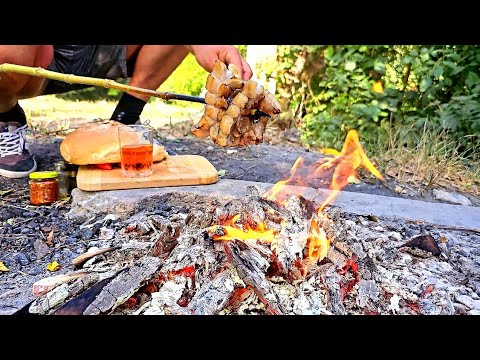 Видео: Горска закуска с печена на жар сланина, препечен селски хляб, люто чушле и чашка винце! Наздраве!