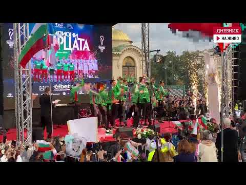 Видео: "Българи - юнаци": Хиляди изпълниха площад "Св. Александър Невски" в очакване на волейболните герои