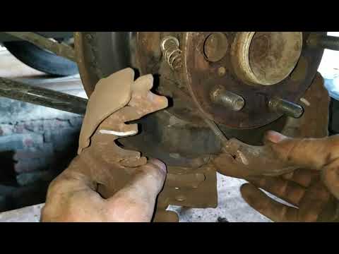 Видео: Замена колодок стояночного тормоза (ножника, ручника) Toyota Camry (30,40,50)