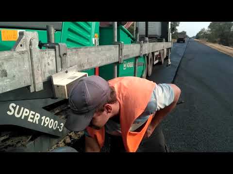 Видео: #Асфальт.Укладчик заехал на стык.