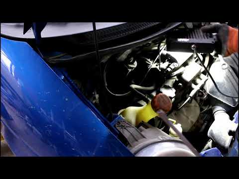 Видео: Как подтянуть ремень генератора на Daewoo Matiz Дэу Матиз 0,8 2011 года
