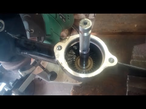 Видео: Замена сальников на лодочном моторе 2. 6 л. с