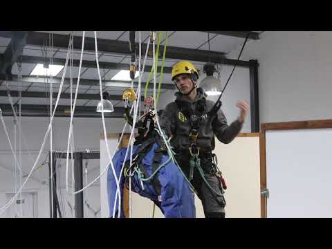 Видео: Перетаскивание пострадавшего с использованием дополнительной веревки