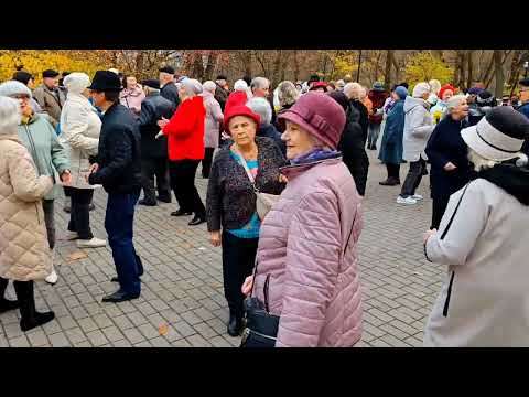 Видео: 2.11.25г..."РАЗРЫВАЕТСЯ ДУША"... звучит на Танцполе в Гомельском парке... 