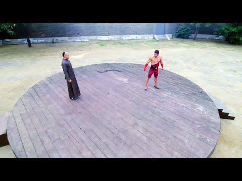 Видео: [Фильм о кунг-фу] Русский силач стал слишком высокомерным, что побудило мастера кунг-фу Хо бросить
