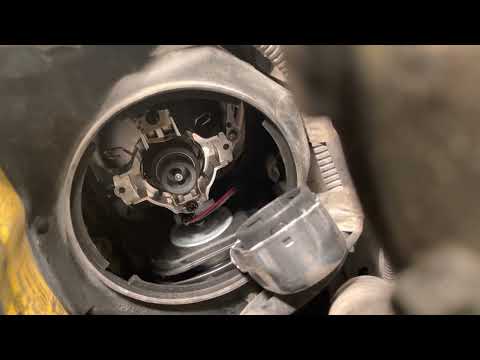 Видео: Инструкции по замене лампы ближнего света HID в фарах Lexus RX350 RX450h 2010-2015 гг.