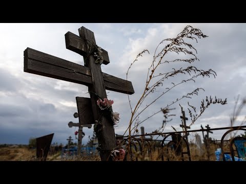 Видео: На могиле сгнил деревянный крест. Что с ним делать?