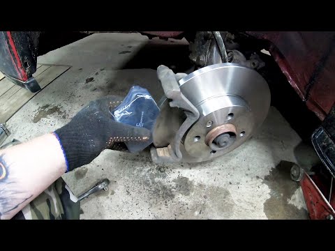 Видео: Пассат Б3. Замена тормозных дисков и колодок. Не совсем простая задача.