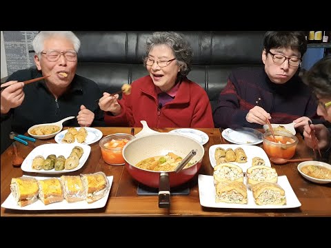 Видео: Кимчи Тунец Кимбап Мукбанг (рыбный рамэн, овощной тост) Рецепт