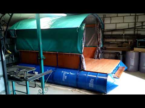 Видео: Плот-катамаран из восьми бочек на металлическом каркасе