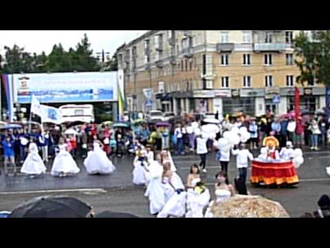 Видео: Шествие Сбежавших Невест День города Барнаул 2011