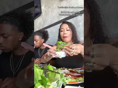 Видео: Жареный сом #вьетнамскаяеда #сом #спрингроллы