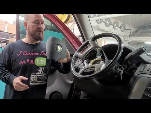 Видео: Как заменить подушку безопасности на рулевом колесе... 07-13 Chevrolet Silverado Suburban Tahoe G...