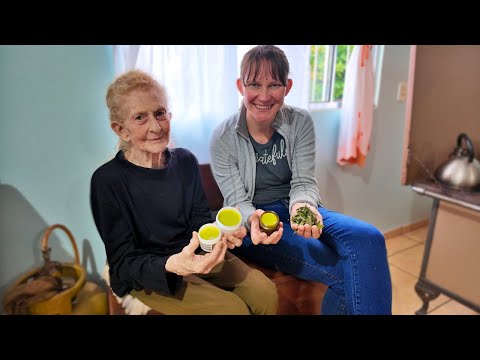 Видео: Моя бабушка лечит артрит этой домашней мазью из лекарственных растений.