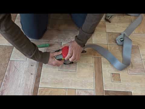 Видео: Как натянуть пружину ремня безопастности на Mazda Demio