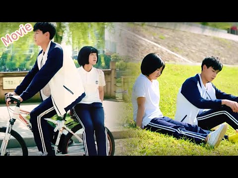 Видео: Тайная влюбленность на заднем сиденье! Одно движение — и сердце застучало 💞🚲