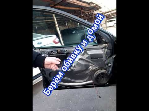 Видео: Mercedes w203 снятие обивки водительской двери и ремонт консоли стекло подъёмника.