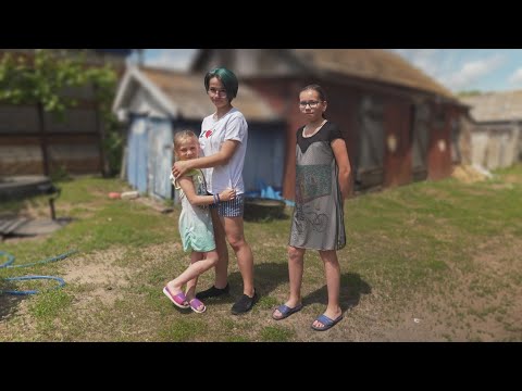 Видео: Двое детей в 18 лет. Как 3 девочки выживают в селе без родителей.