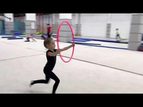 Видео: Несложные мастерства с обручем для самых маленьких гимнасточек.