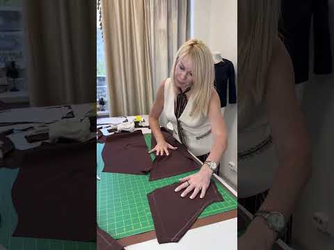 Видео: Процесс кроя платья по лекалам с рукавом реглан✂️