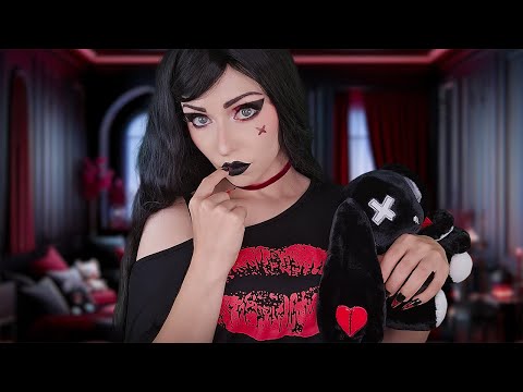 Видео: Застенчивая готическая девушка обнимает и целует вас 🖤 Личное внимание ASMR