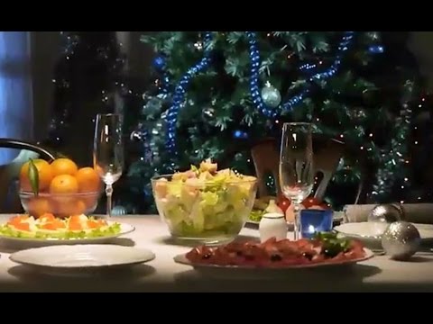 Видео: Новогодний рецепт салата Цезарь с куриными окорочками