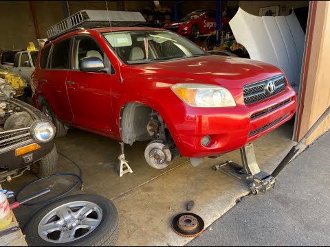 Видео: Замена передних тормозов Toyota RAV4 2006-2008 годов.