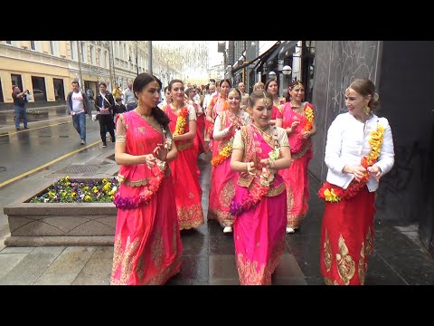 Видео: 2021 05 29 Харинама Gaura Shakti Кузнецкий Мост (1/2). Harinama in Moscow (Russia).