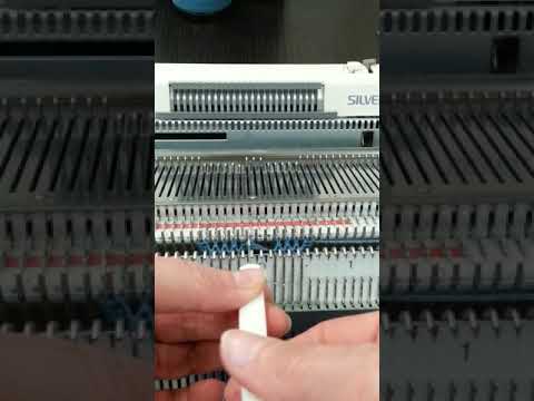 Видео: Вывязывание горизонтальной петли на вертикальной ластичной планке.  #машинноевязание #вязание