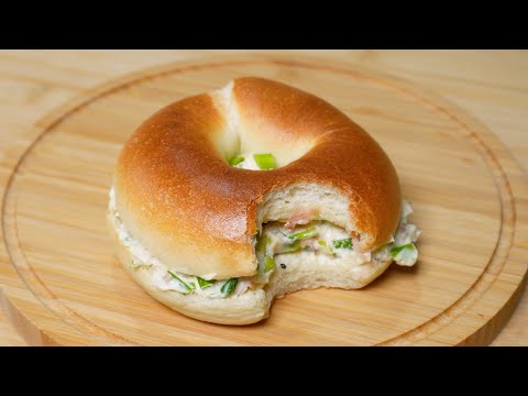 Видео: Легко замешивается вручную) Бублик со сливочно-сырным кремом и зеленым луком