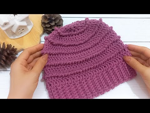Видео: Стильная вязаная крючком шапка-бини /новый узор