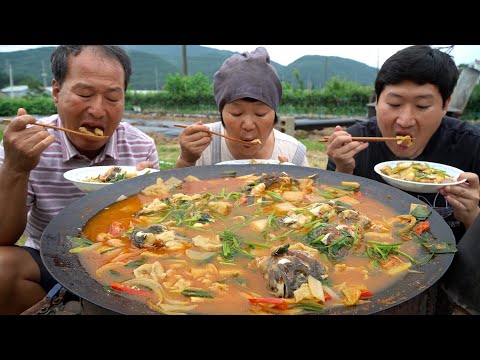 Видео: Острое тушеное мясо из рыбы с суджеби (ручное тесто) - шоу еды Мукбанга.
